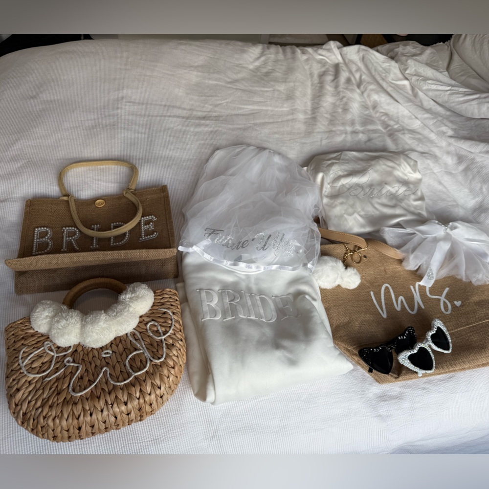 Bride Bridal Accessories Set in White and Natural